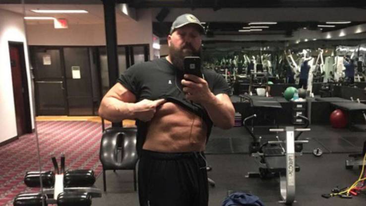 How Much Can These Professional Wrestlers Bench Press