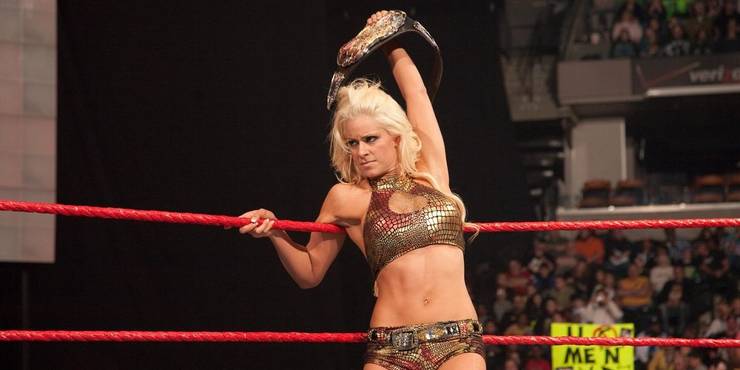 Maryse-Divas-Champion-2nd-reign-Cropped.jpg?q=50&fit=crop&w=740&h=370